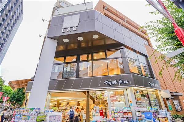 マツモトキヨシmatsukiyoLAB 浦和高砂店まで約1178m
医薬品・化粧品・日用品などを取り扱うドラッグストアです。調剤薬局も併設しています。営業時間:9:00〜22:00(処方箋〜21:00 日祝10:00〜20:00)