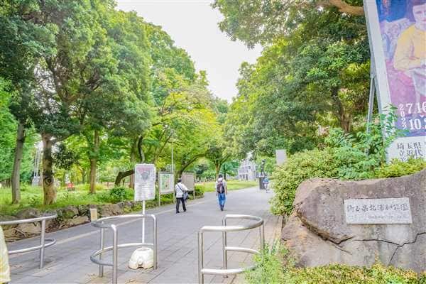 北浦和公園まで約1370m
音楽に合わせて水が噴き出す「音楽噴水」や「埼玉県立近代美術館」、様々なオブジェや芝生のある「彫刻広場」がございます。