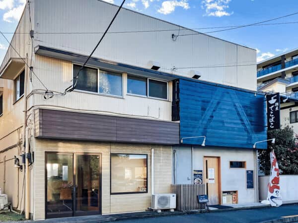 麺屋 でこぼこまで約810m