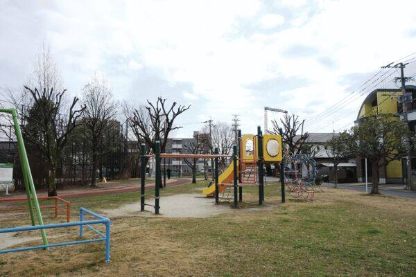 諸岡中央公園まで約877m