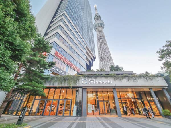 東京ソラマチまで約1108m
グルメからショッピングまで300店舗以上のショップが入っている商業施設。近くには世界一の高さを誇る電波塔の東京スカイツリーを見ることができます。