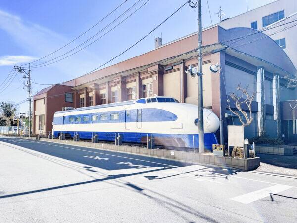 新幹線資料館まで約854m
新幹線の車両の中に、新幹線の発展を紹介するパネル、模型、運転席が設置してあり、新幹線の歴史を学ぶことができます。