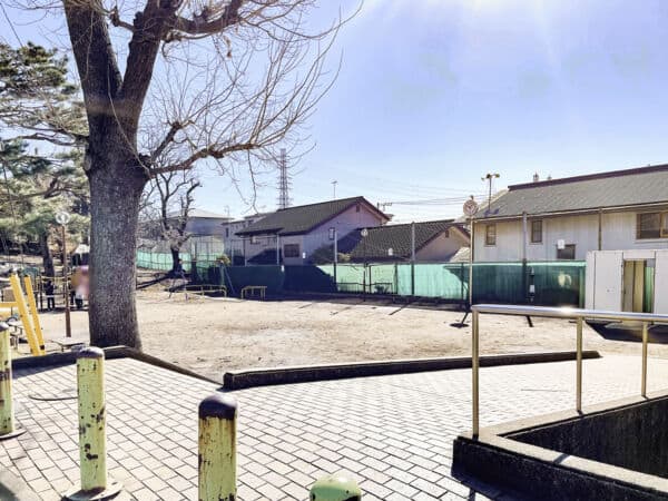 東児童公園まで約472m
どんぐりの木々に囲まれるように、小さな子供が遊べる滑り台や、砂場があり、ほっと一息つけるような公園です。