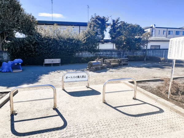 西恋ケ窪SL公園まで約796m
木のSLの置物があり地元の方の憩いの場になっている、ほっと一息つける公園です。