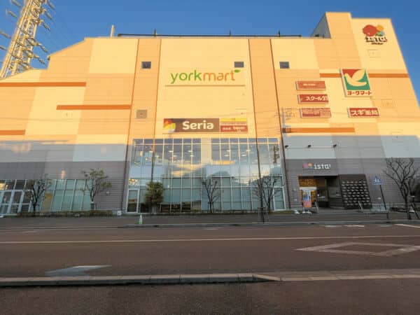 ヨークマート 日進店まで約481m
セルフレジがあり、各種電子マネースマホ決済も利用可能です。宅配サービスもありお年寄りや小さなお子様がいるご家庭でも安心して利用ができます。営業時間 9:00～22:00