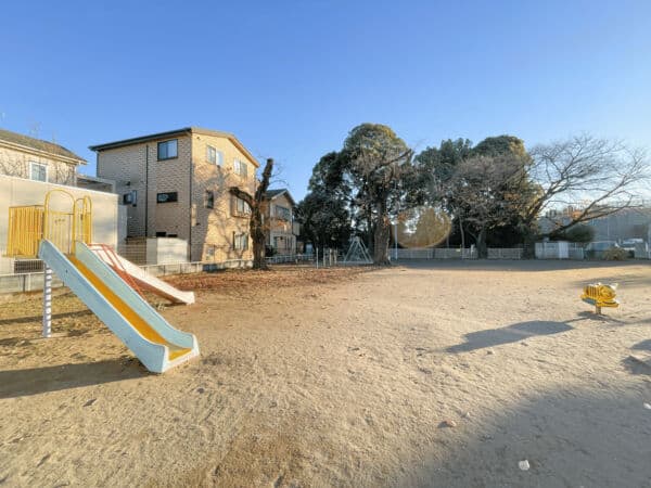 上加公園まで約611m
すべり台やブランコのほか、シーソーやジャングルジムなどの遊具があります。大きな樹木が多く植えられており、春にはお花見を楽しむこともできます。