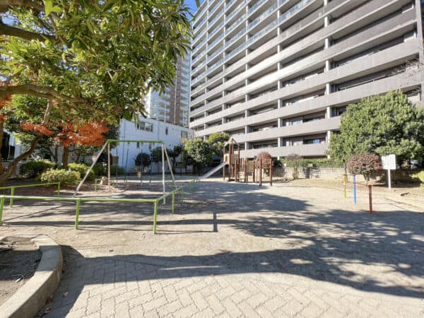 山丸児童公園まで約709m
園内には本物の蒸気機関車が展示されている公園です。アスレチックやブランコのほか、うんていや鉄棒など健康増進を目的とした器具もあり、子どもから大人まで楽しむことができます。