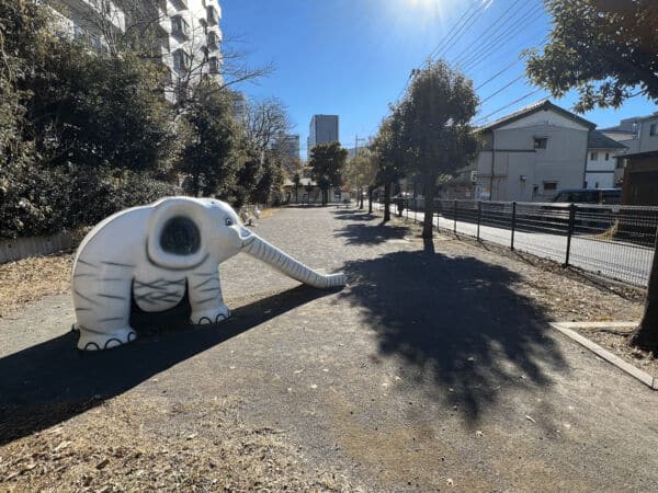 大成前原公園まで約488m
象さんの形をしたすべり台のほかに、シーソーやスプリング遊具など、どの遊具も動物がモチーフになっている公園です。
