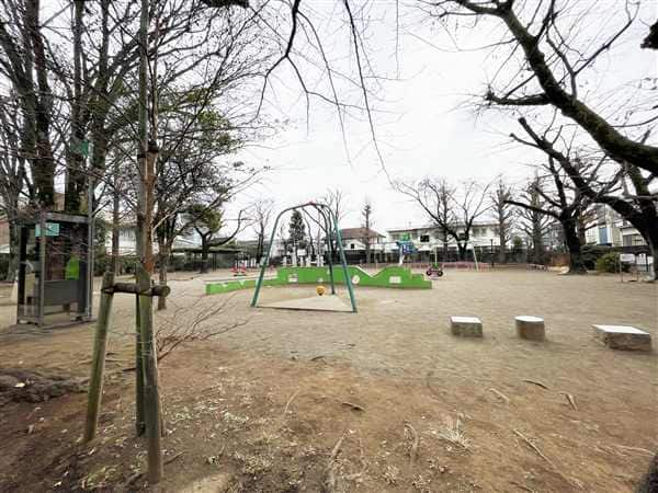 上の原公園まで約1196m
ロボットを形どった滑り台があり、「ロボット公園」とも呼ばれています。公園内にはサクラやイチョウ、キンモクセイの木などが植えられており、季節の移り変わりを楽しめます。