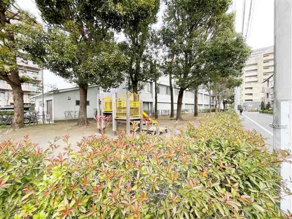 本町カツラ公園まで約891m
公園内の遊具にはアスレチック型の滑り台や座面ゴム製になっているブランコがあり小さなお子様でも楽しめます。