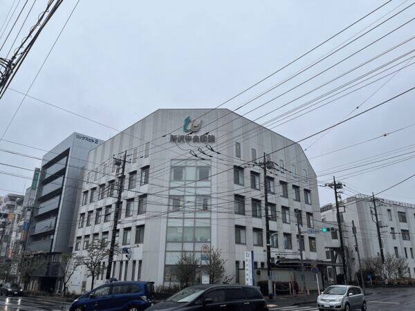 所沢中央病院まで約1335m
救急医療に重点を置き、救急車受け入れを積極的に行なっている病院です。 内科、外科、整形外科など通常の診療も行っています。