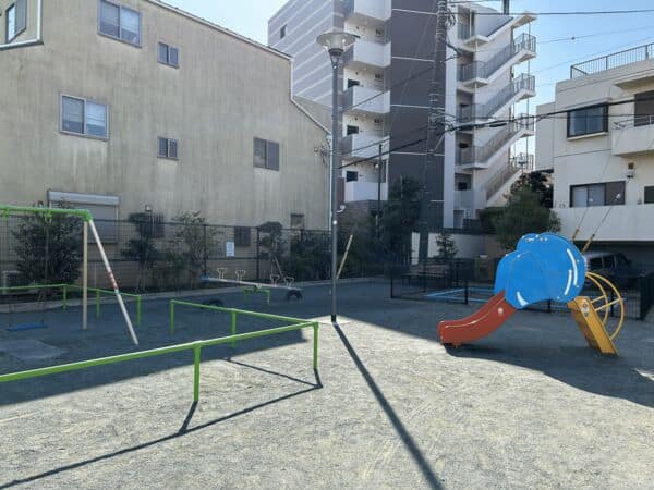 若草児童公園まで約1034m
遊具広場とグラウンドの2つのスペースに分かれており、遊具広場にはゾウのすべり台、ブランコ、砂場、シーソーなどで遊ぶことができます。
