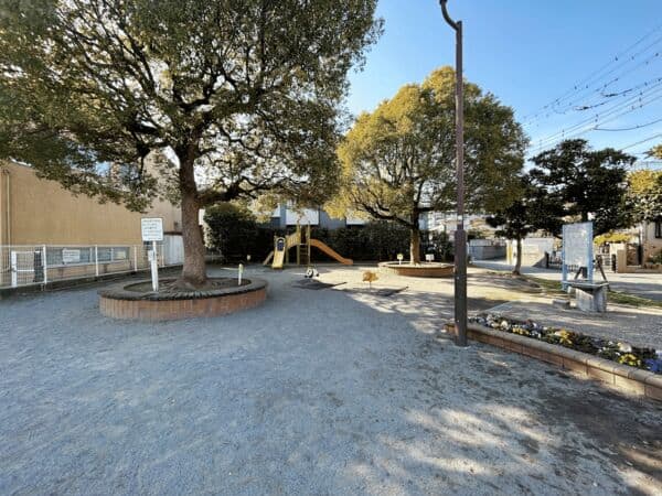 当代島南児童公園まで約261m
浦島太郎の像が目印の公園です。保育園が隣にあるので小さな子連れの方に多く利用されています。