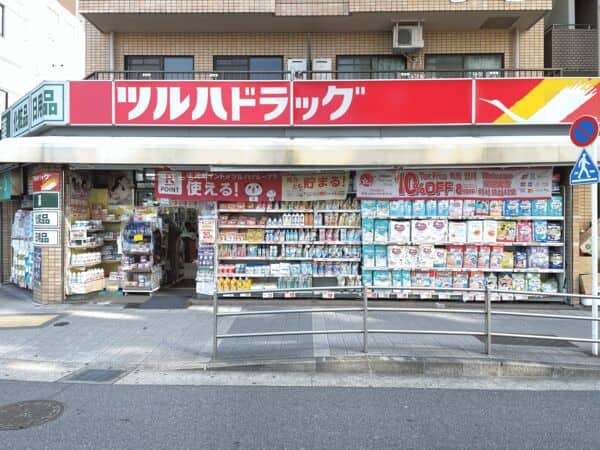 ツルハドラッグ 葛西駅前店まで約1104m
医薬品をはじめ食品や日用品など豊富に取り揃えているドラッグストアです。宅配サービスを行っており、各種クレジットカード、電子マネーでのお支払いも可能です。営業時間：9:00～23:00