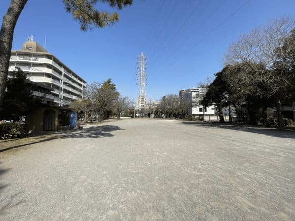 滝野公園まで約907m
多くの木々に囲まれ緑あふれる公園です。遊具などはなく、広場でのんびりとピクニックや憩いの場として利用できます。