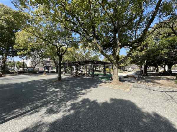 長島一号公園まで約857m
すべり台のついた複合遊具のほか、ブランコ、回転遊具、砂場などの遊具で遊ぶことができます。