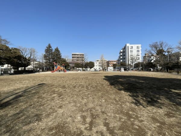 馬頭公園まで約660m
広々とした敷地の半分は芝生になっているので、小さなお子様でものびのびと過ごすことができます。公園内には複合遊具やすべり台、ブランコなどがあります。