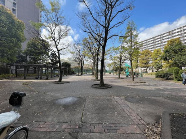 蒲田本町一丁目公園まで約711m
敷地は約1300坪ほどの広さのある公園です。児童用と幼児用の複合遊具がある広場があり、小さなお子様連れでも楽しむことができます。