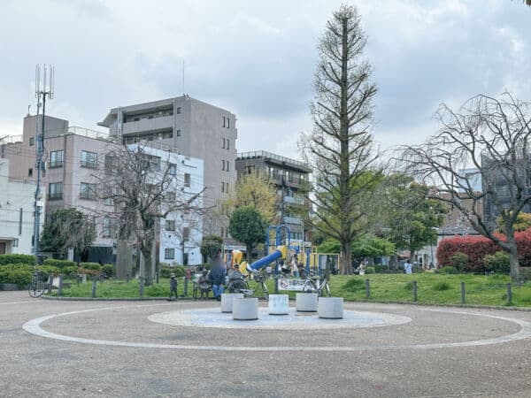 西蒲田公園まで約775m
見通しが良く広さがあるので、走り回ったりキャッチボールをしている子供もいます。芝生広場もあり休憩場所としても利用できます。