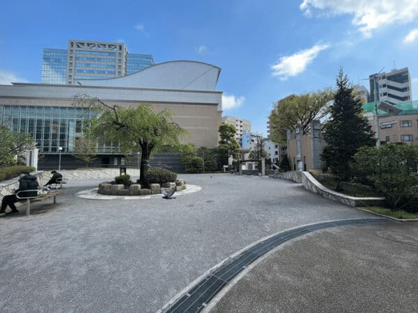 本蒲田公園まで約491m
「憩い、遊び、健康」の空間をテーマにリニューアルした公園です。大きなケヤキの木の下のウッドチップを敷き詰めたスペースにはブランコやすべり台などの遊具が置いてあります。