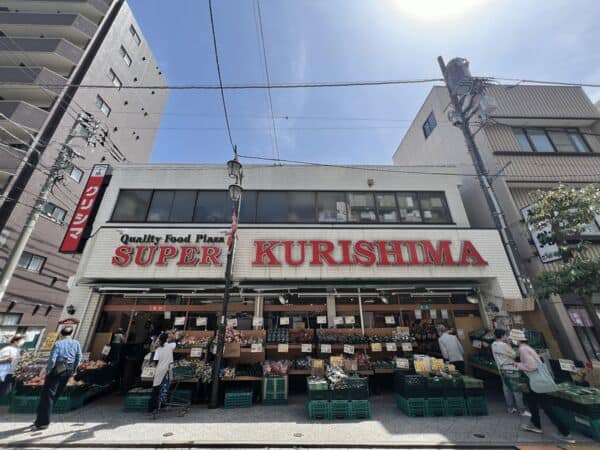 スーパークリシマ サンモール店まで約853m
新鮮な野菜や魚などを手頃な価格で購入することができるスーパーマーケットです。営業時間：10：00～19：30