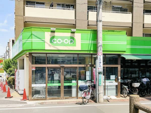 コープみらい コープ日野駅前店まで約646m
くらしの変化に対応した品揃えと売り場づくりを進めているスーパーで、新鮮な食材を揃えることができます。営業時間 9：00～23：00