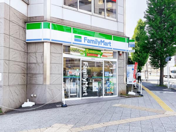 ファミリーマート 日野駅前店まで約569m