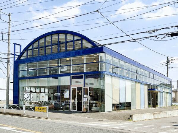NOCE 日野橋店まで約1094m
ガラス張りの明るい店内に、おしゃれなソファやテーブルなどの家具が一面に並ぶインテリアショップです。営業時間 11：00〜20：00