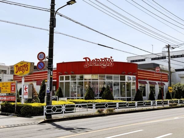 デニーズ 立川店まで約712m
旬の素材を使用したハンバーグ、デザートやステーキ、ライスプレート、サラダなどを提供するファミリーレストランです。営業時間 7:00～24:00