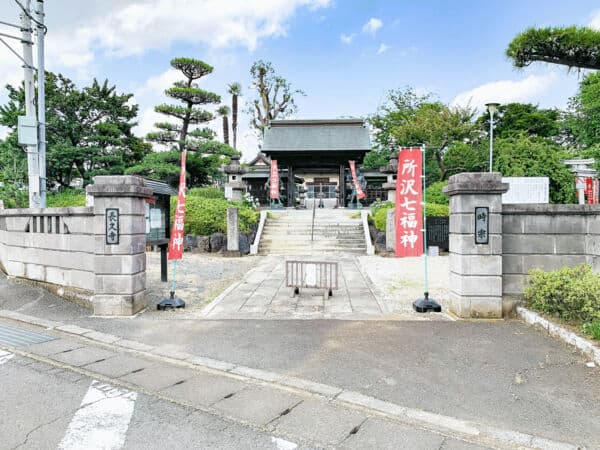 長久寺まで約692m
たくさんの植物が植えられ、四季の移ろいが感じられるお寺です。所沢七福神巡りの大黒天が安置されています。