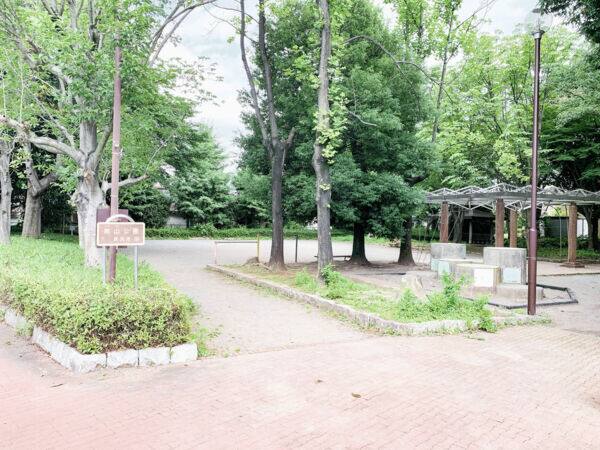 南山公園まで約400m
鉄棒や滑り台などの遊具に加え、ベンチがありくつろぎやすい公園です。