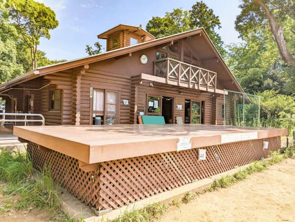 綱島公園こどもログハウスまで約387m
木でできた建物の中で、アスレチックや跳び箱、絵本など様々な娯楽を展開している、おもに小学生を対象とした無料で遊べる冒険施設です。