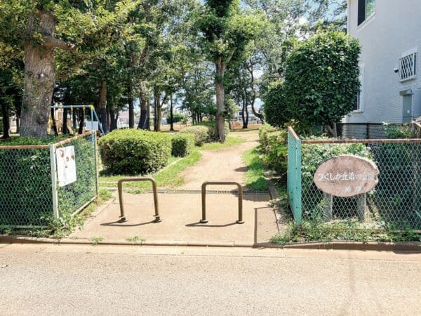 つくしが丘第四公園まで約444m
つくしが丘五丁目みどりの広場につながっているため、開放的な作りになっている公園です。