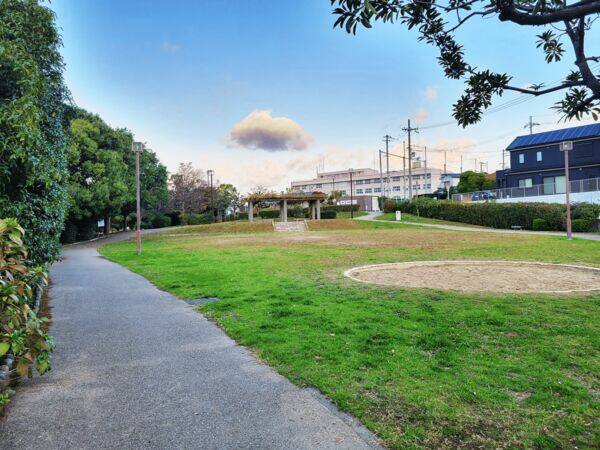 霞ヶ丘公園まで約1212m