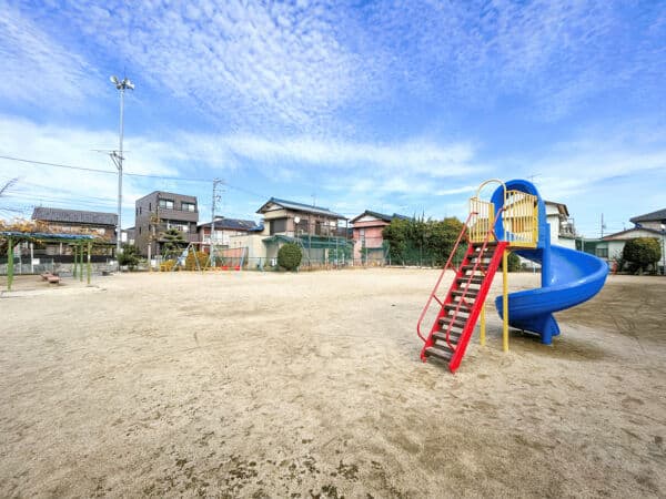 西市場住宅児童遊園まで約984m
