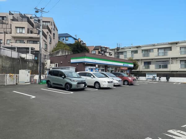 ファミリーマート 六ッ川二丁目店まで約555m