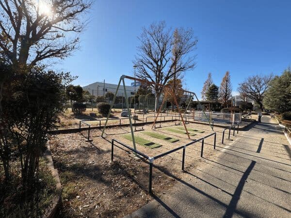 芝子供広場まで約418m