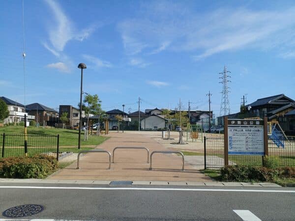 伊勢山公園まで約742m
