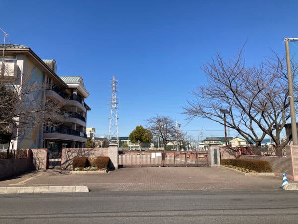 越谷市立出羽小学校まで約884m