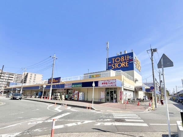 東武ストア新柏店まで約818m
新柏駅の近くにあり、夜遅くまでやっているので仕事帰りでも立ち寄ることができるスーパーです。営業時間 8：00〜24：00