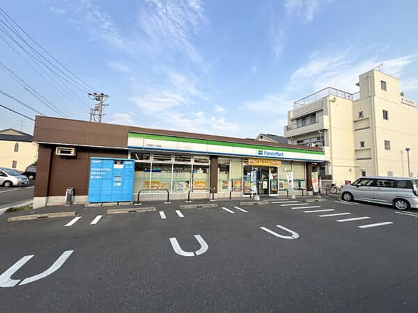ファミリーマート江向町三丁目店まで約340m
