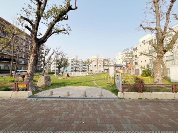 港晴南公園まで約216m