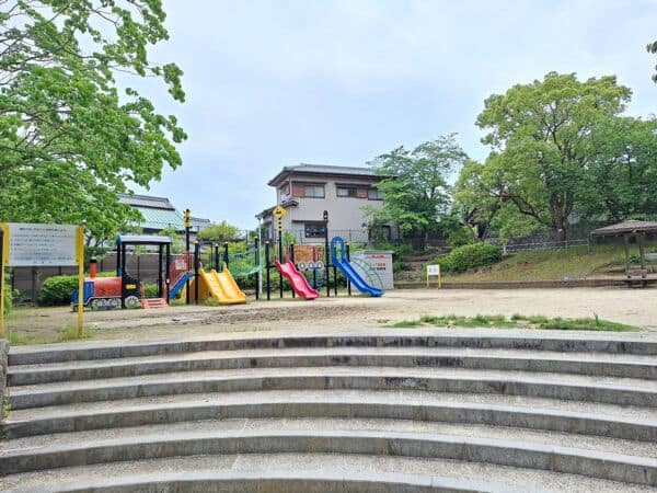 上山手公園まで約734m