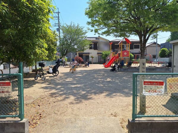 富田町五丁目こすもす公園まで約1404m