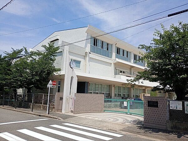 名古屋市立上野小学校まで約546m