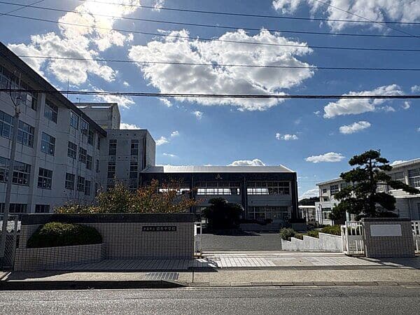 糸島市立前原中学校まで約661m