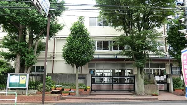 新宿区立牛込第三中学校