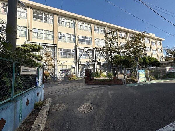 福岡市立西長住小学校まで約244m