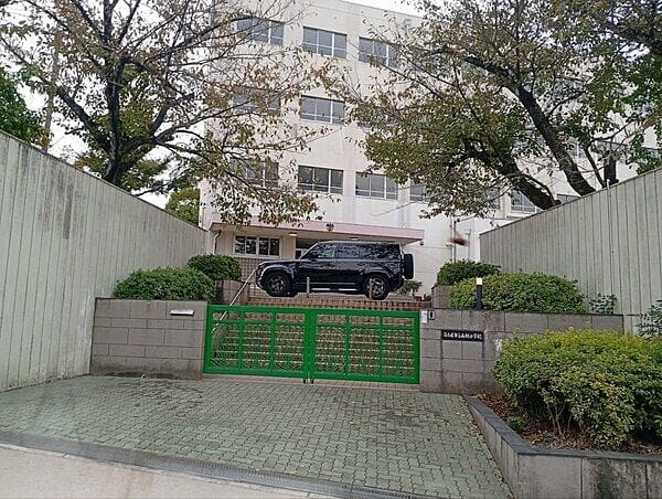 名古屋市立山根小学校まで約703m