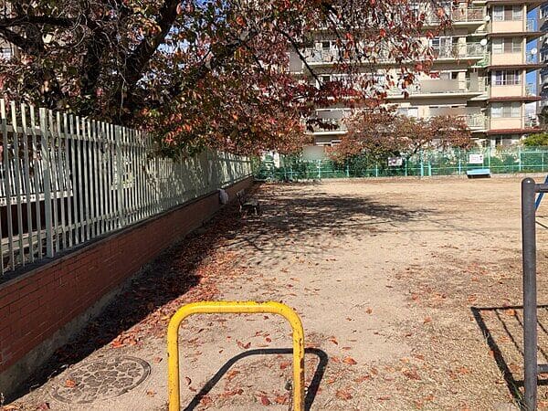 八戸ノ里駅前児童遊園まで約939m